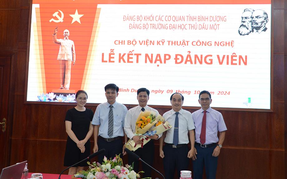 Chi bộ Viện Kỹ thuật công nghệ kết nạp đảng viên mới